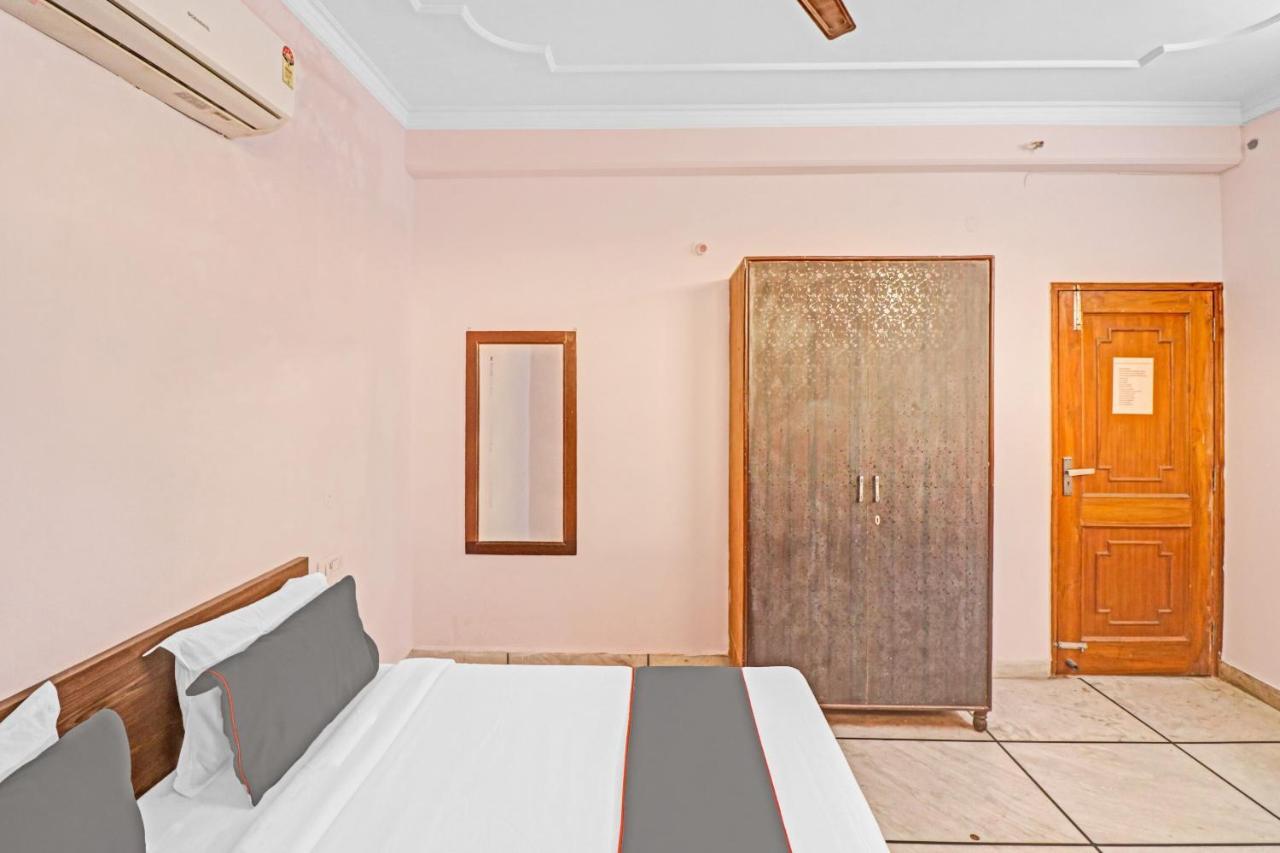Hotel Capital O 84658 Moonlight New Delhi